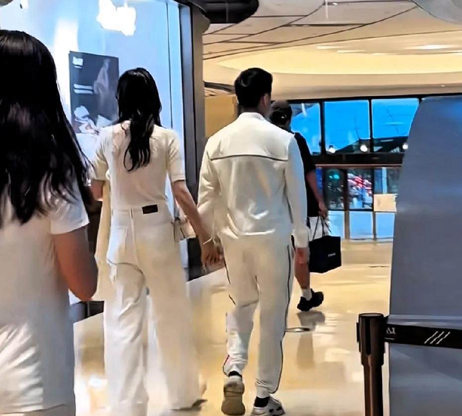 何猷君奚梦瑶在上海手牵手逛街，她俩感情够好的啊！感觉她们就是两个聪明人之间的恋爱