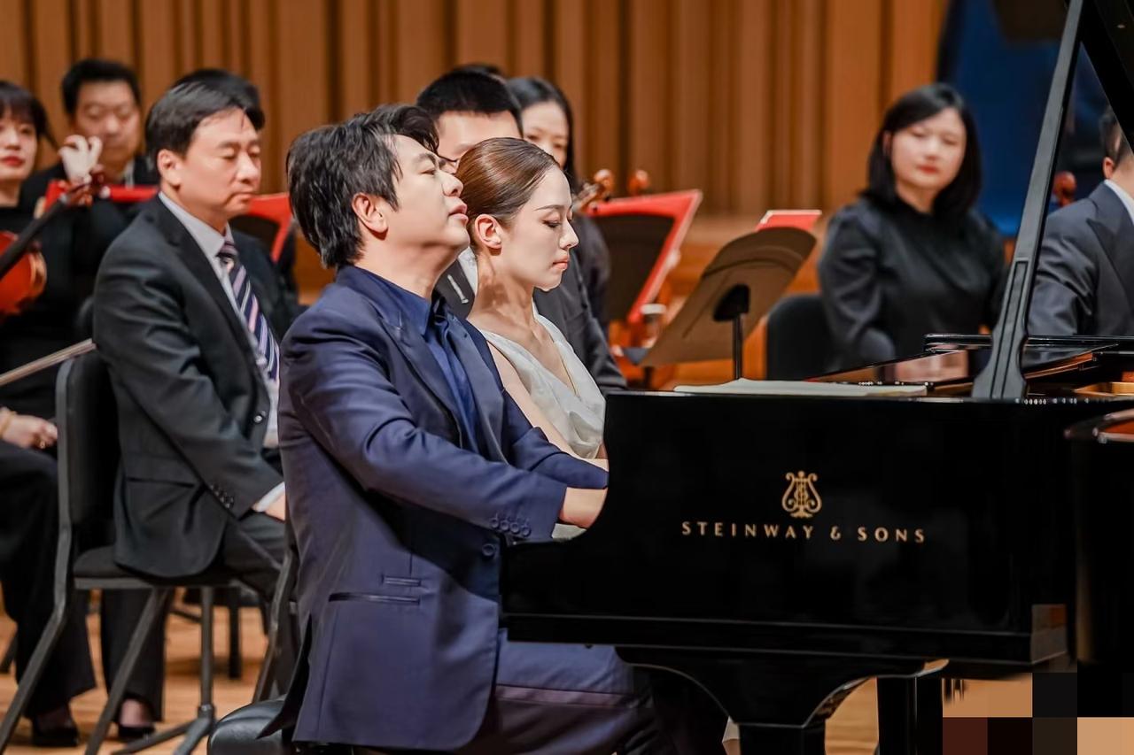 4月21日，郎朗与妻子吉娜一起现身成都参加音乐会，吉娜太拼了，居然瘦成那样，背部