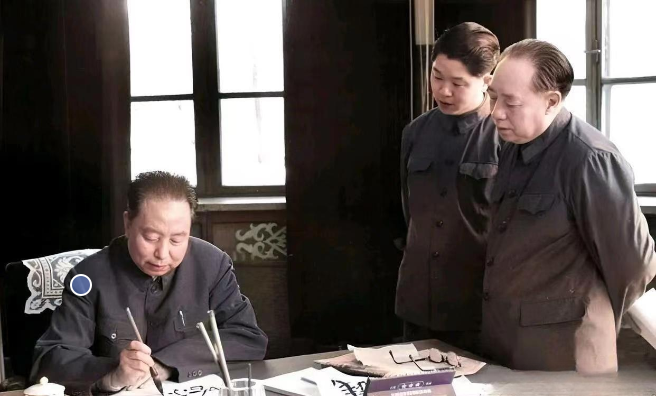 毛主席的两位好学生，华老在练习书法，汪东兴在旁边观看。