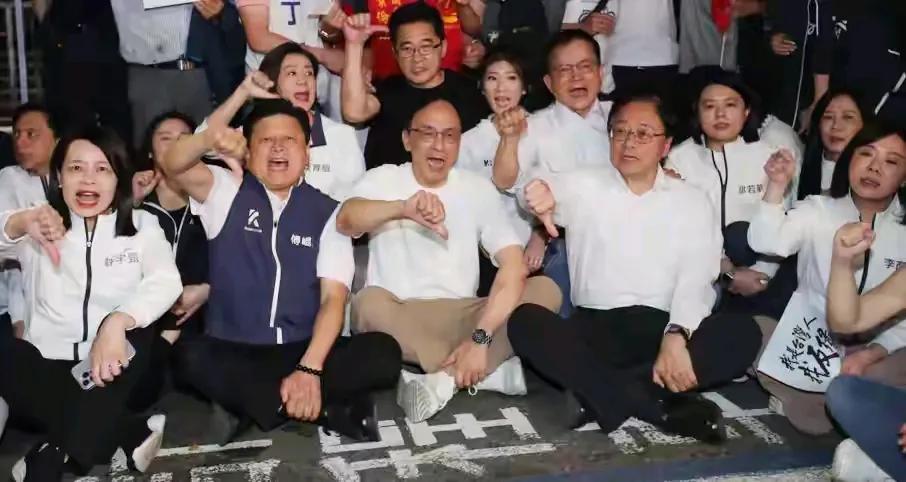 国民党被逼到墙角后，朱立伦无奈宣布，将在5月20日开展罢免老赖的行动。这话说的，