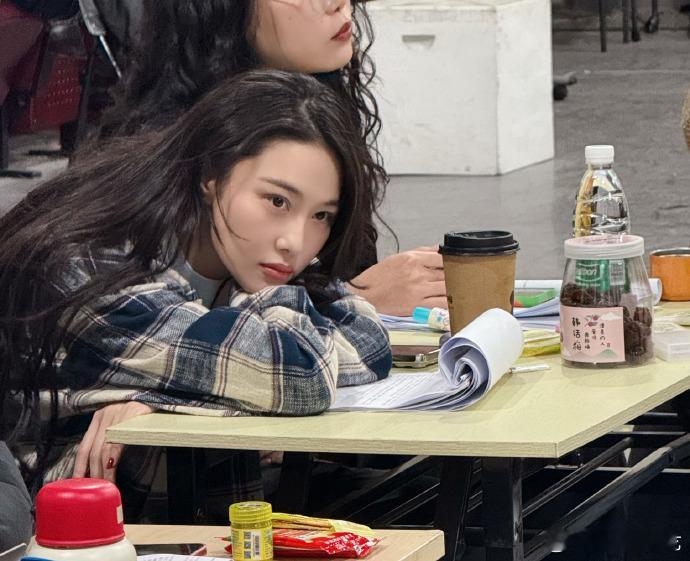 张馨予素颜排练话剧张馨予素颜排练话剧都是这么的漂亮，咱们姐姐的素颜状态真的好