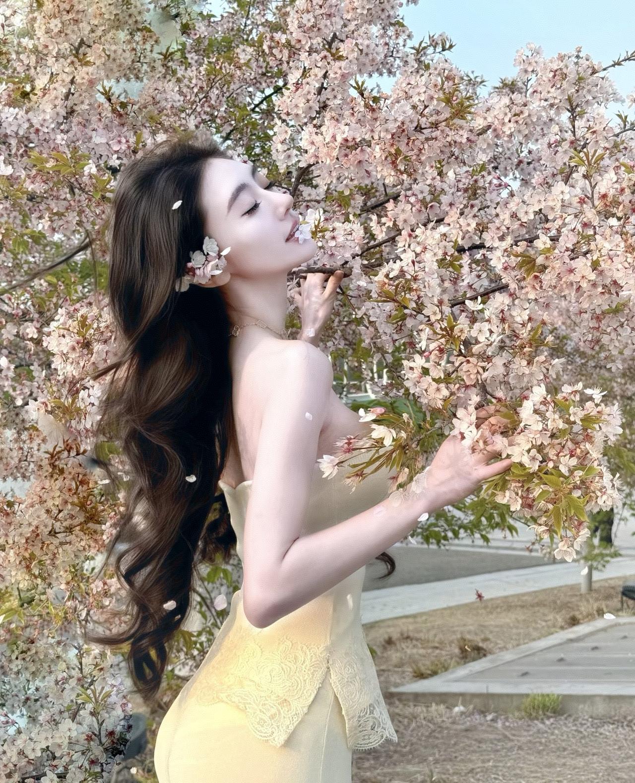 花间美人笑，春风满面香。