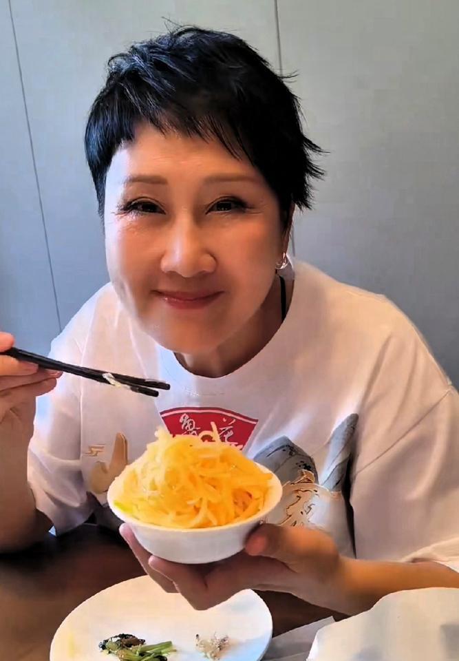 身家过亿的国民妈妈，每天在家就吃一盘醋泡土豆丝。她老公不是富豪圈常见的甩手掌柜