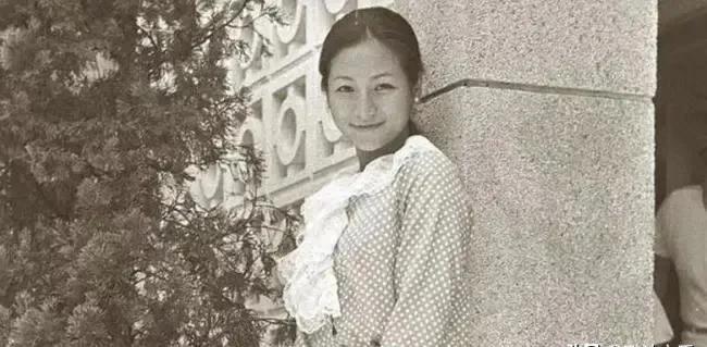 1971年，离了婚的亦舒，插足闺蜜郑佩佩和男友岳华间，郑佩佩一气之下去美国，嫁给