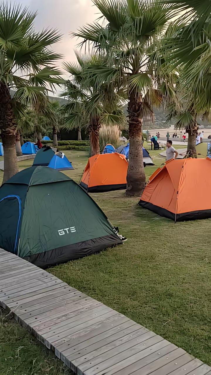 现在的年轻人是来整顿行业的！国庆期间许多热门旅游景点人山人海，酒店和旅馆也迎