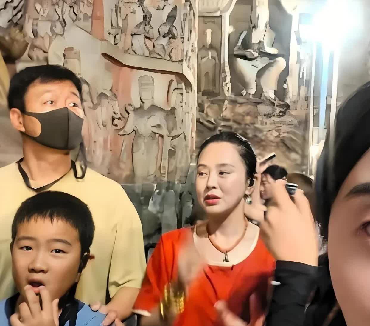 佟大为一家大同游云冈石窟，46岁关悦打扮贵气，小儿子正脸像爸爸