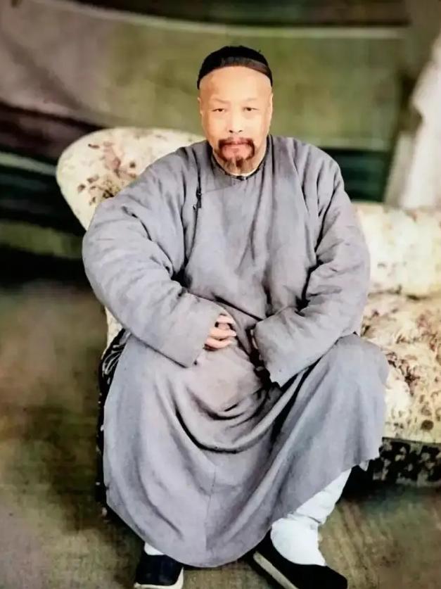 1858年，大清总督叶名琛被英军俘虏，送到印度，关进玻璃房，围观的人笑他像只猴，