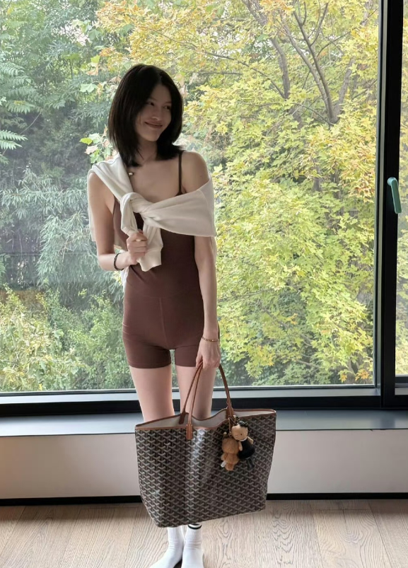 超模何穗产后近照❗❗❗11月11日，何穗更新社交动态，发了一组照片配文：“[