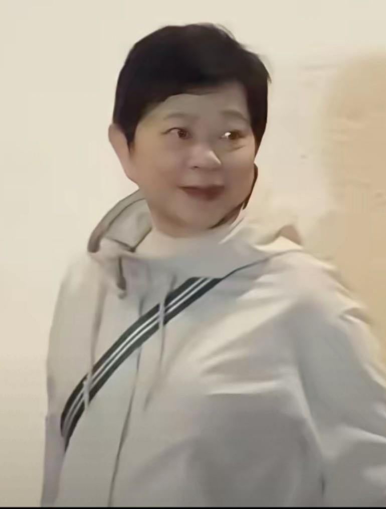 她为郭富城付出了一辈子，郭富城​的经纪人小美也叫梁美薇，一辈子没结婚没有家庭，也