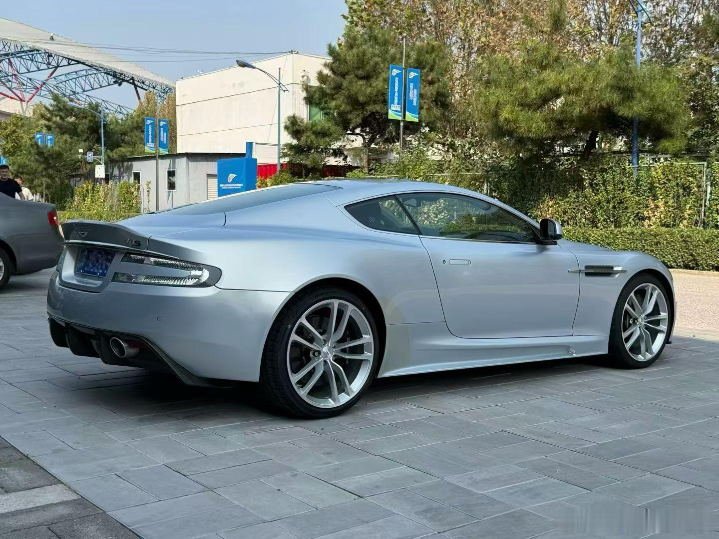 阿斯顿马丁DBS…..11年仅行驶7400公里，满碳材质​​​