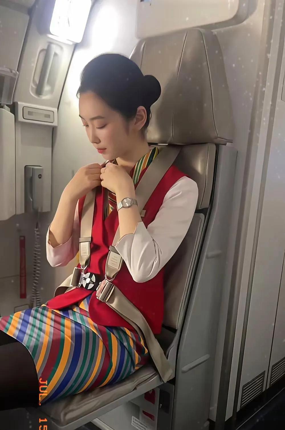 职业素养她坐在属于她的专属坐位上，是为大家提供方便和更优质的服务，乘客应该理解