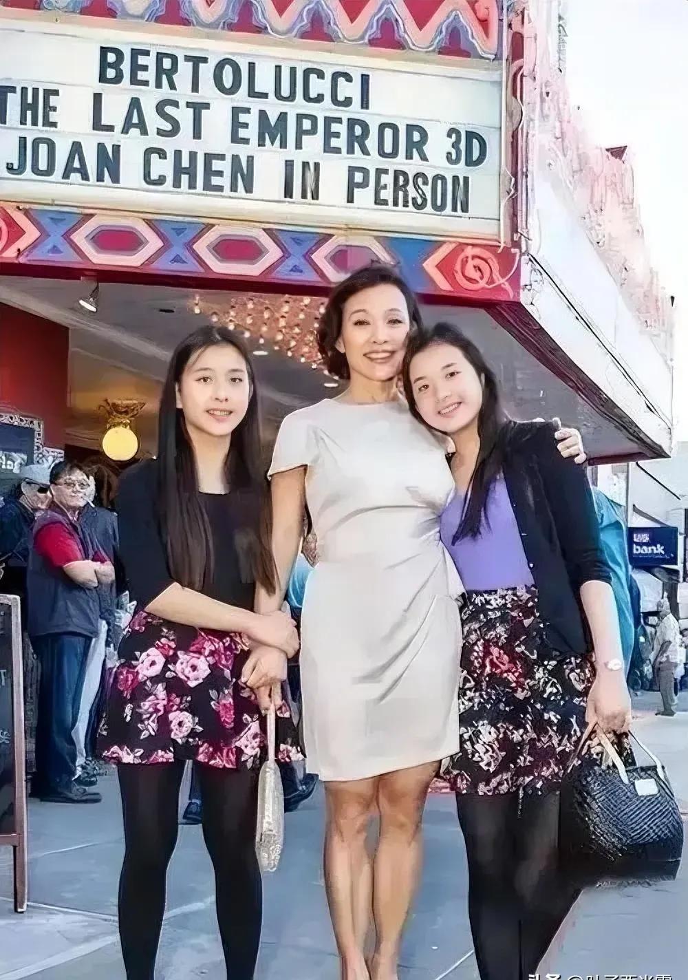 陈冲两个女儿在纽约街头被拍到时，路人的镜头抖了一下。61岁的她走在中间，左手挽