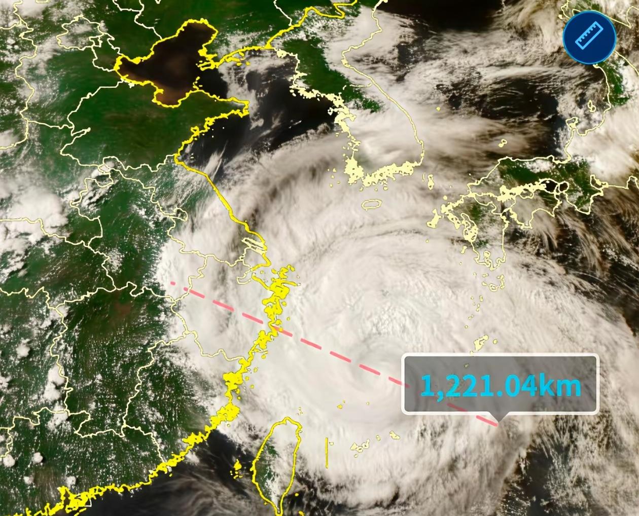 巨型台风“白海豚”进入东海后出现特殊变化，原本清晰的台风眼彻底模糊闭合，也就是气