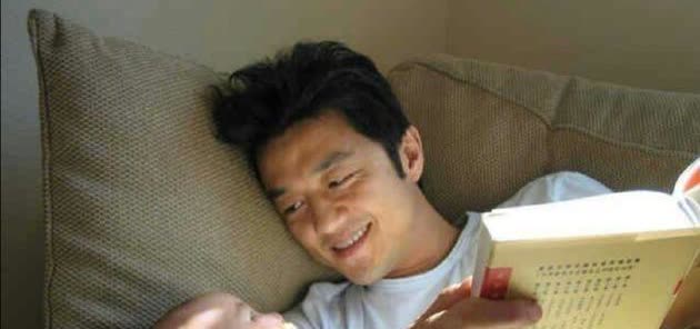 李亚鹏为了让继女窦靖童挤进北京某中学，亲自跑到校门口等了足足三个小时，可校长愣是
