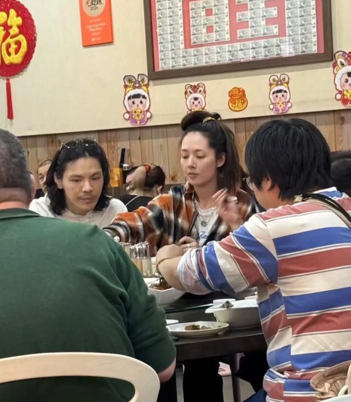 感觉郭碧婷有两个孩子傍身，已经躺平了，很少拍戏，也不注重女明星形象了，和向家人吃