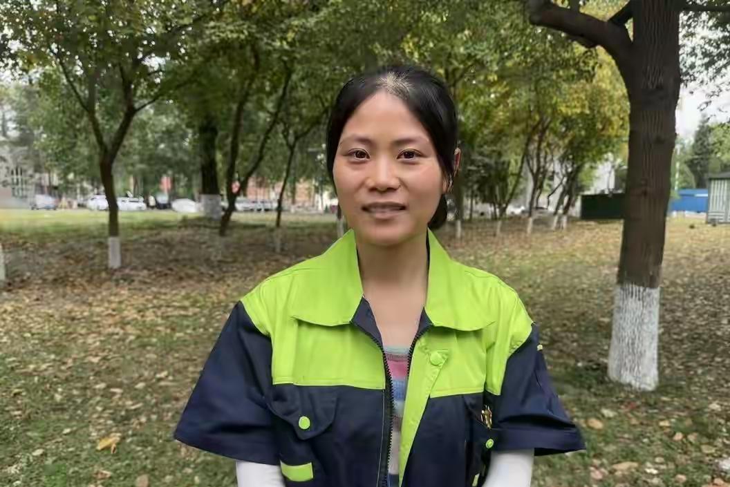 这则新闻讲述了33岁的环卫女工李佳考上成都理工大学硕士研究生的励志故事。她通过比