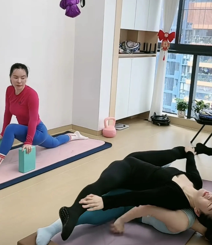 把旁边的大妈都给看傻了