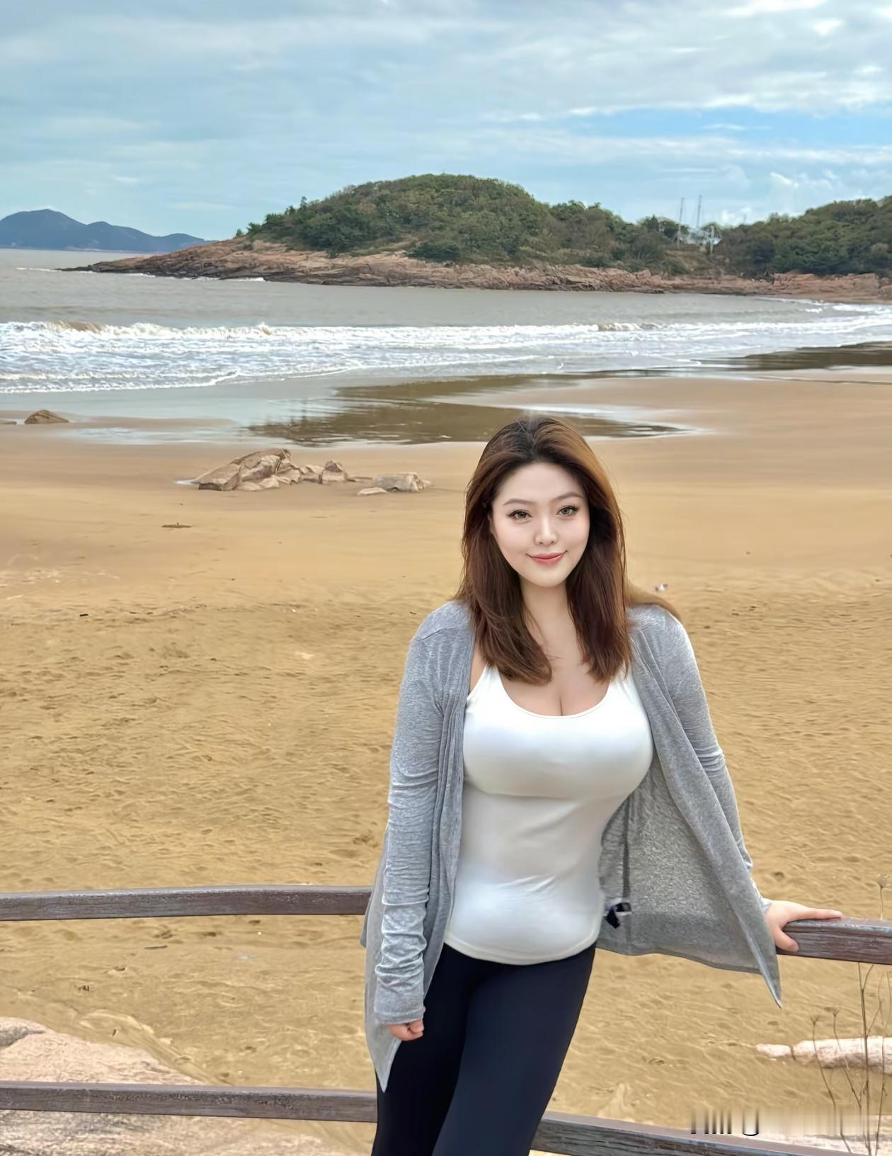 海风吹拂，笑语盈盈。