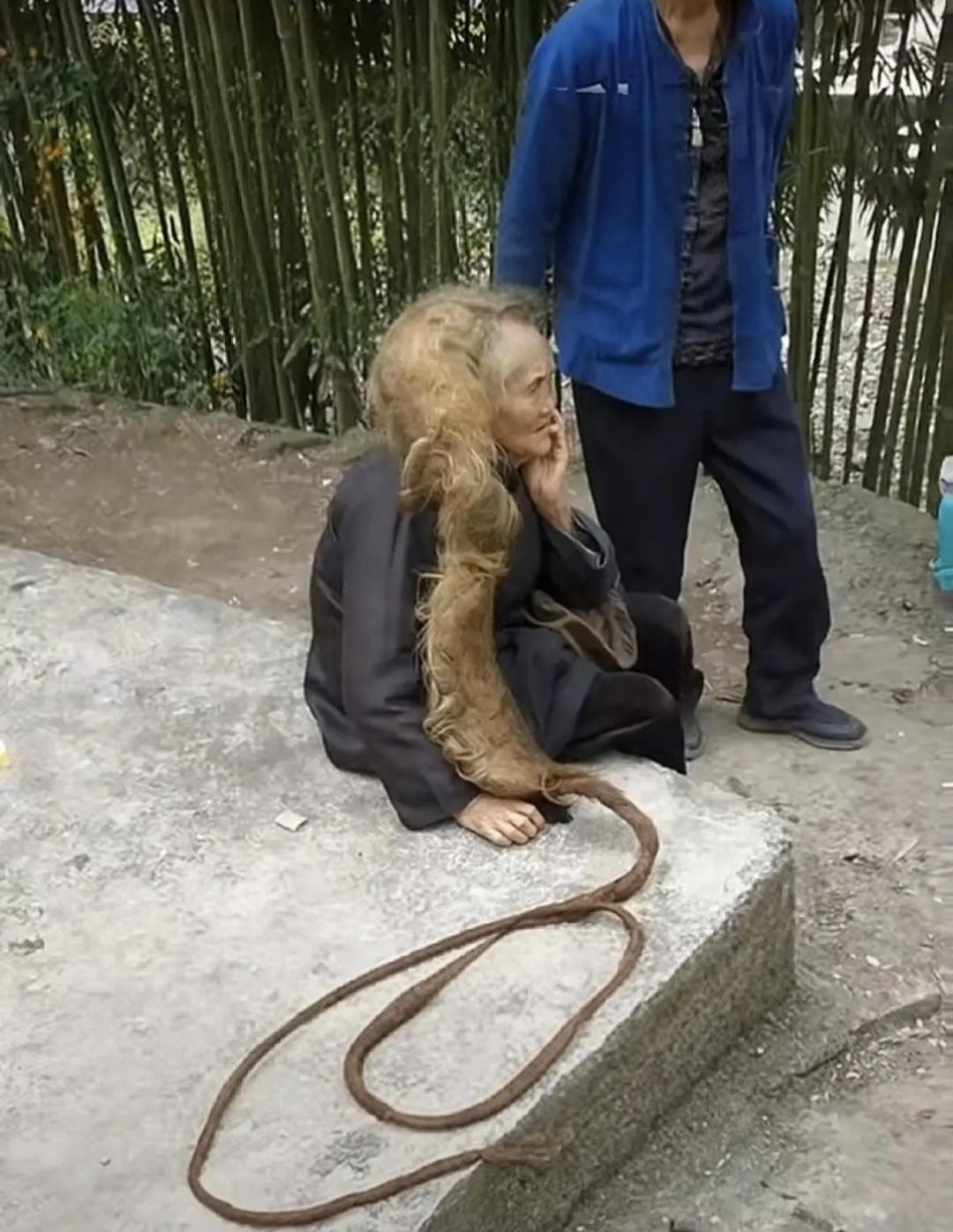 惊呆了，这位婆婆的头发一辈子没剪过[笑着哭][笑着哭][笑着哭]