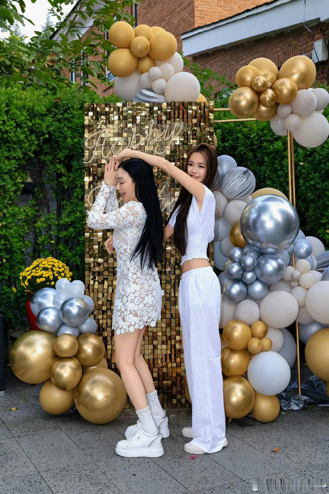 钟丽缇晒生日家庭合照好幸福啊～简简单单的幸福最动人了😍#钟丽缇三个女儿合照##钟丽缇晒和女儿的合照