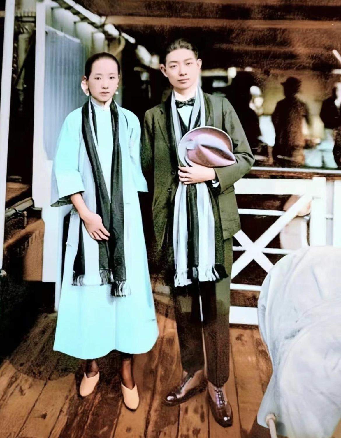 老照片：1919年，时年25岁的梅兰芳带着时年27岁的原配夫人王明华坐船去日本演