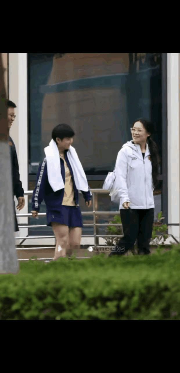 看别人训练都是垂头丧气，一副生无可恋的模样，但莎莎却生龙活虎，一副云淡风轻