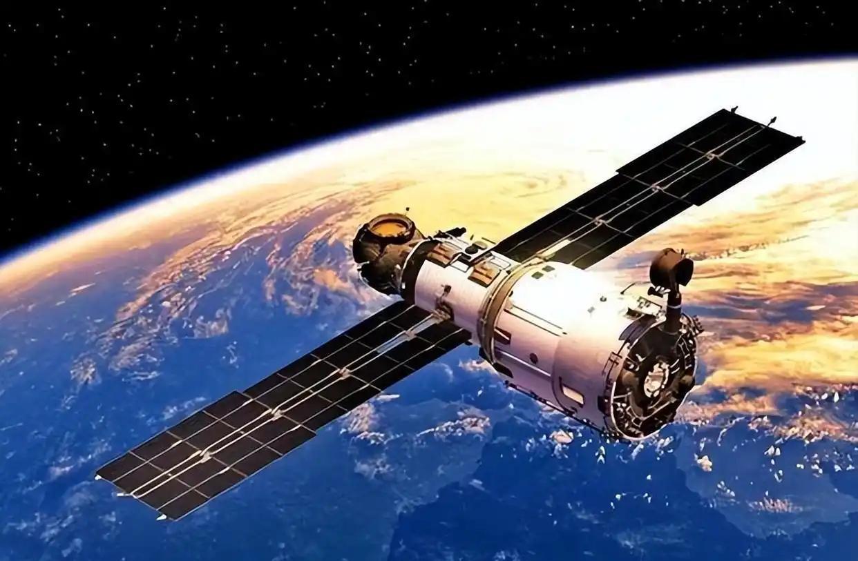 中美卫星对比：美国精度仅0.1米，250公里外能看清车牌，中国呢太空领域的竞