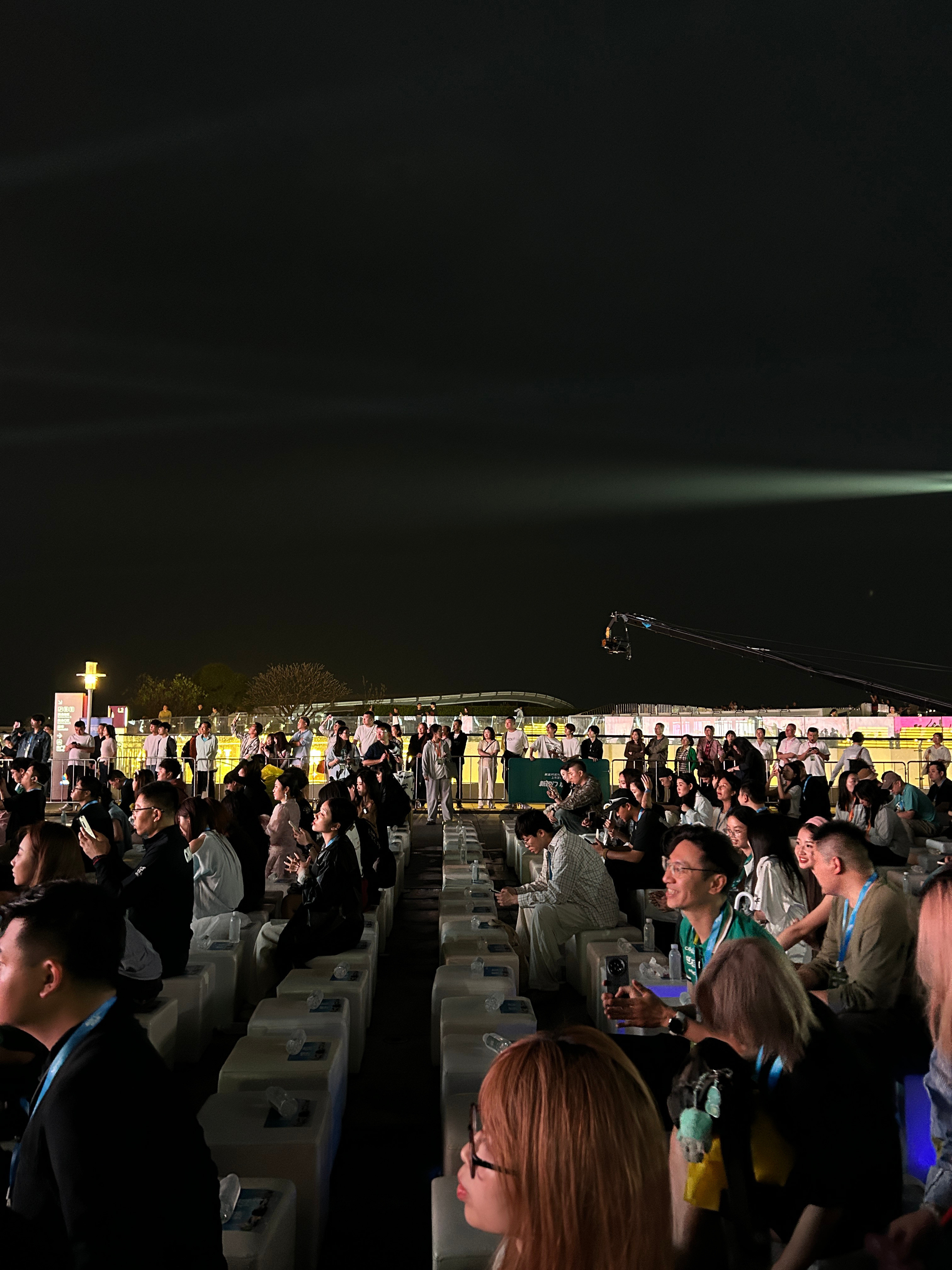 五菱发布会这地儿选的真不错，露天吹着海风，老舒服了，更重要的是吸引了好多路过的游