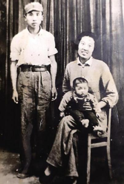 1946年，一艘船上，一位女子说道：孩子，别怕，抱紧妈妈”，话音未落，23岁的年