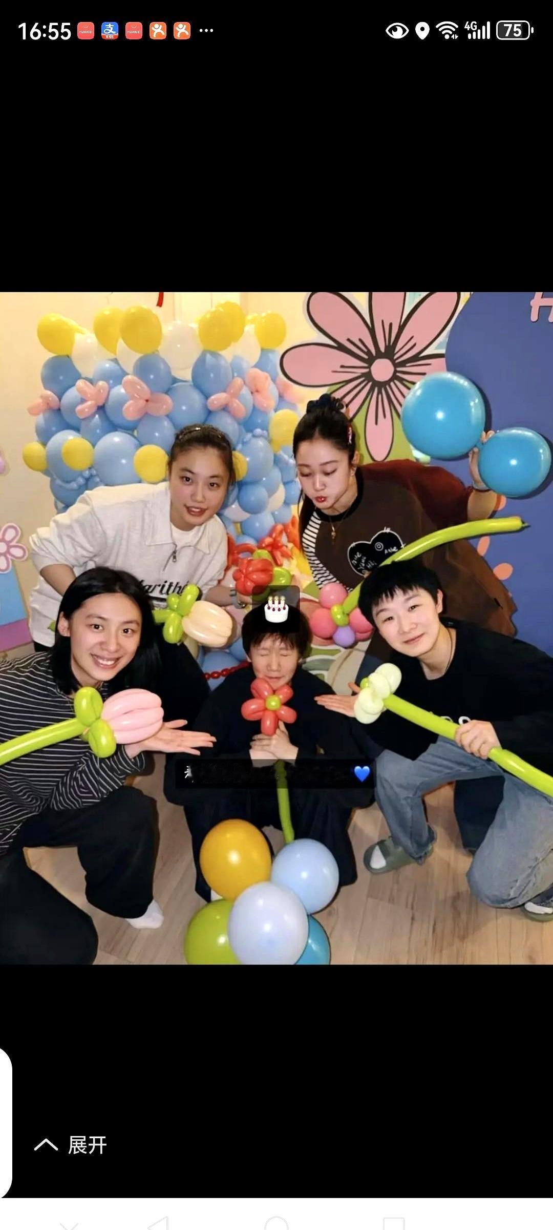 她闭眼许愿，身边是队友明亮眼神。海口惜败孙颖莎后，王曼昱生日夜被队友簇拥。