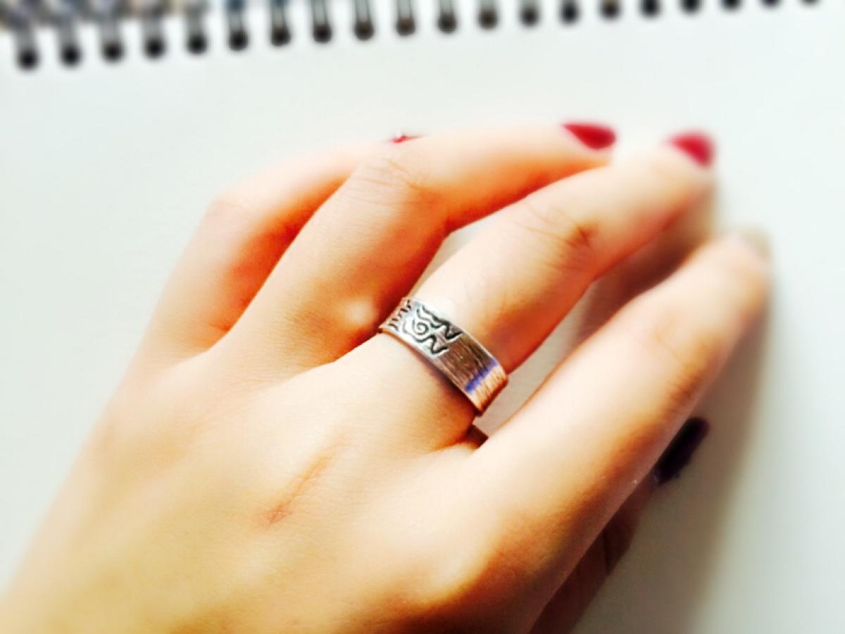 清晨的阳光刚漫过窗台李女士套上昨天新买的碎花衬衫时手指无意间勾到了衣袋里的硬物