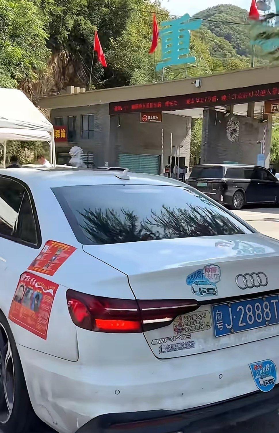 全网都在传的粤J2888T战绩来了！当年高速堵车，车主想抄小路避堵，后面上百台车