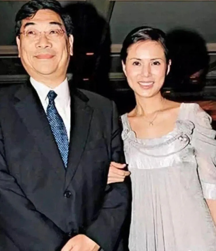 1998年，李若彤与年长10多岁的商人男友郭应泉拍拖。男方之前经历过一段婚姻，有