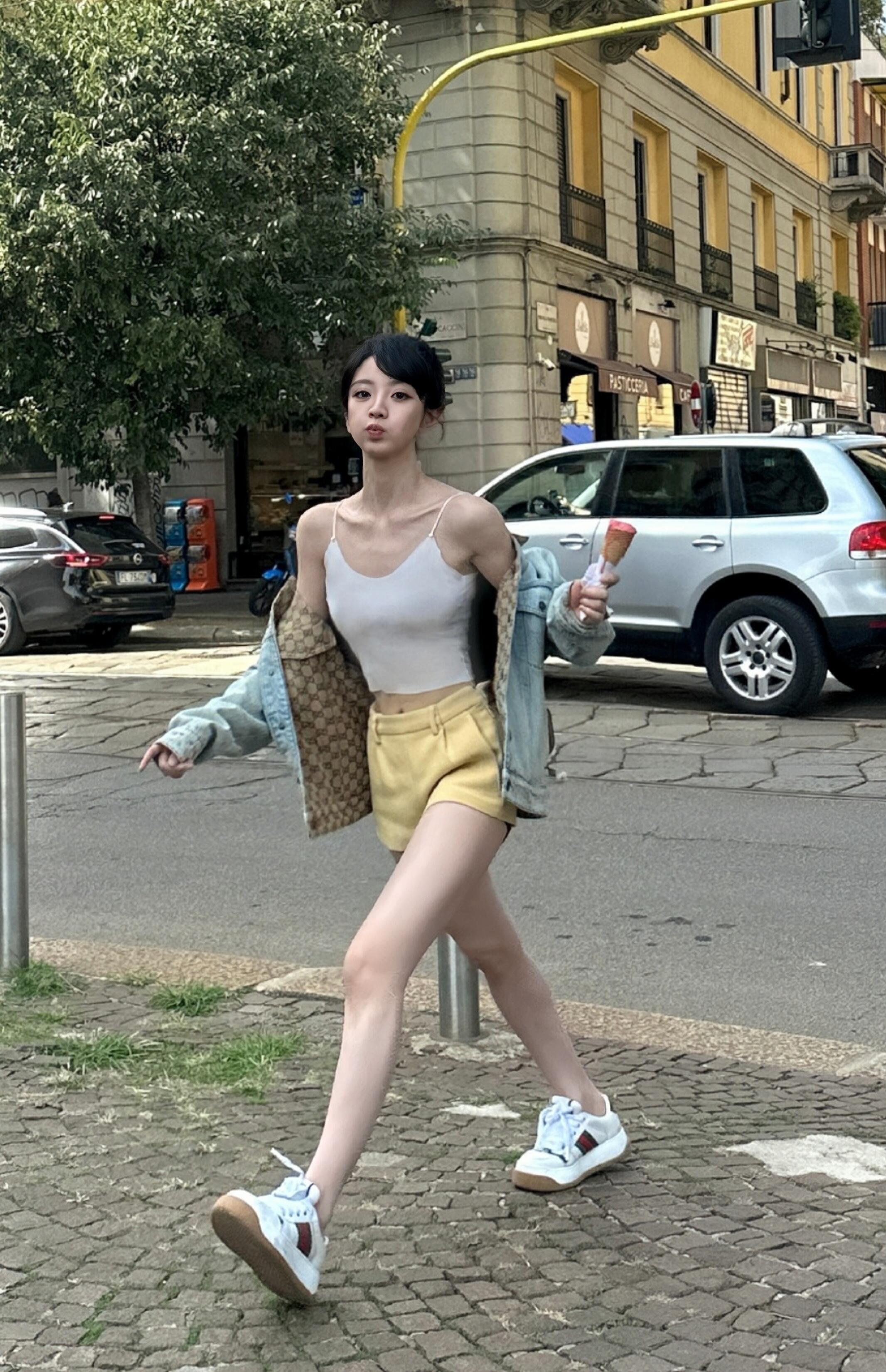 田曦薇好有力量感的腿部线条田曦薇这腿部线条真是绝了，不是单纯的瘦，而是那种匀称、