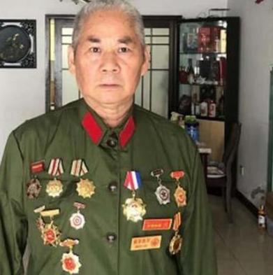 1979年，边防战士发现玉米地里趴着一名浑身溃烂、手握枪支的士兵，战士们严阵以待