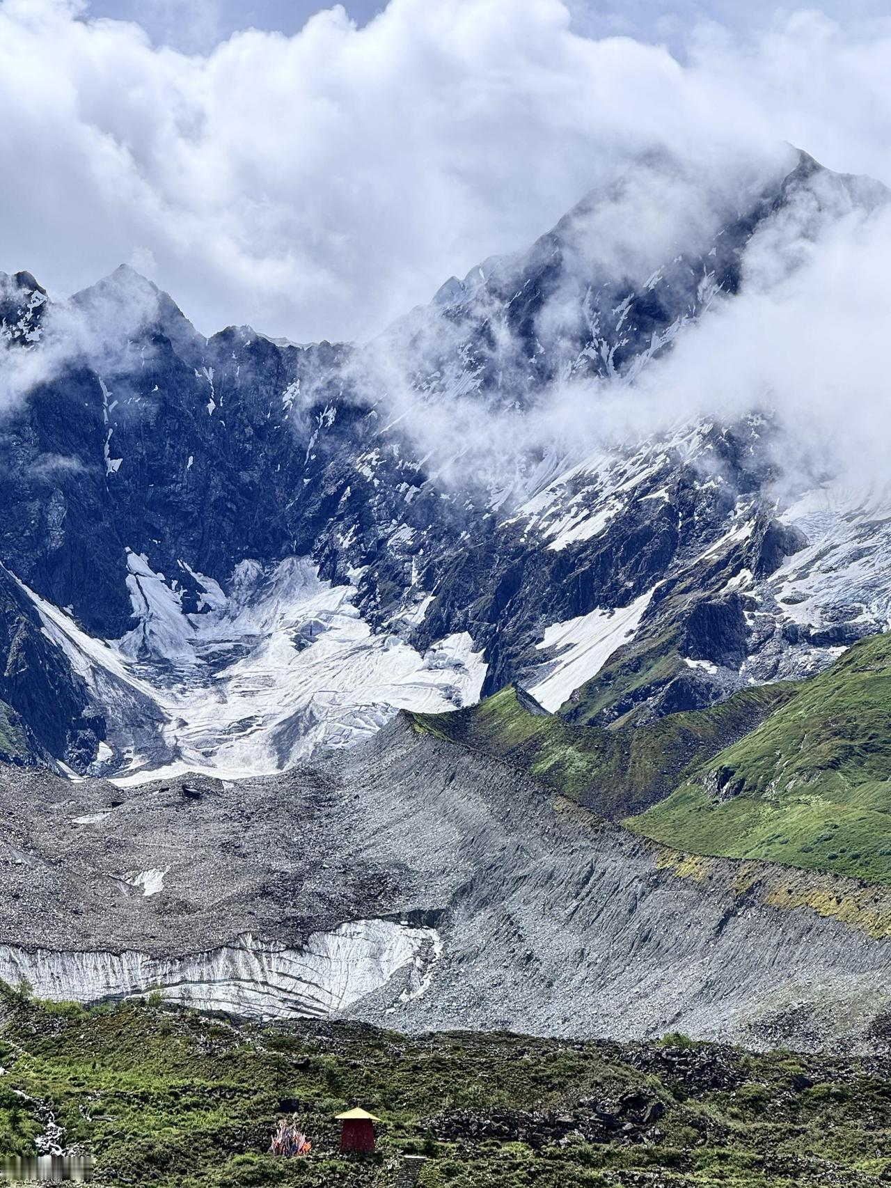 回顾G318国道进藏经典路段。嘎瓦龙雪山，是大地写给天空的一首凝固的诗。