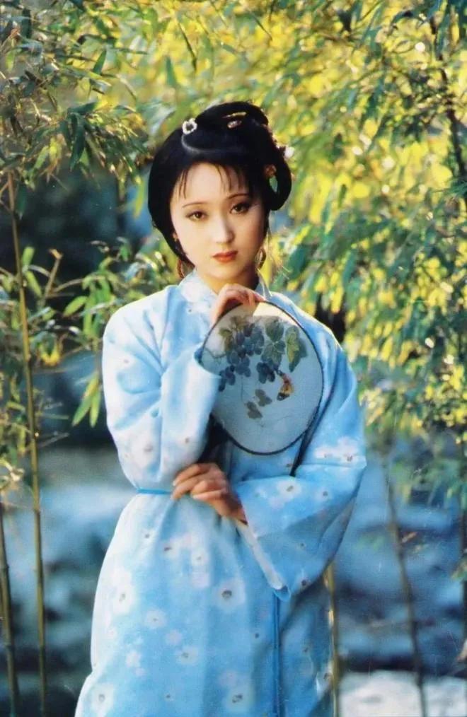 八七版《红楼梦》刚开始在电视台播放的时候，人们对林黛玉扮演者陈晓旭的差评是比较多