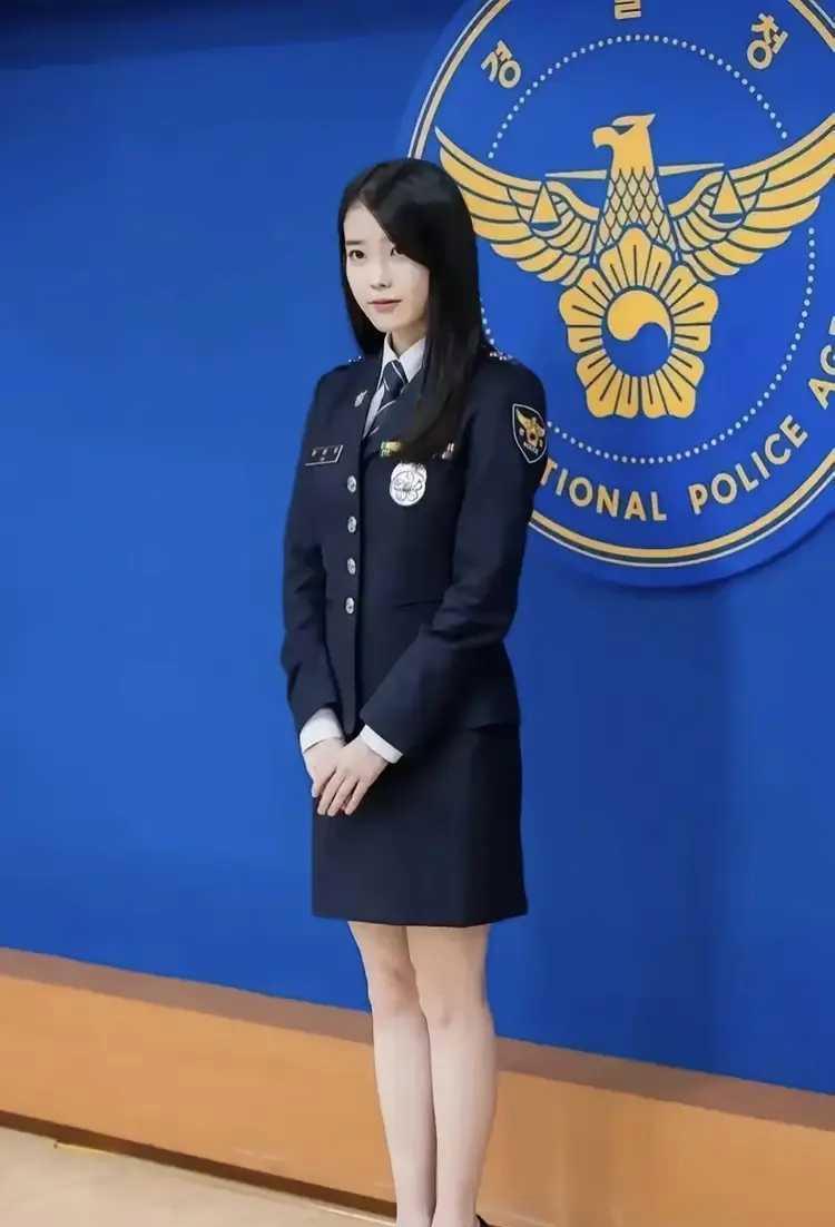 这是哪个国家设计出来的警服？主打大长腿吗？哈哈哈！[大笑][大笑]