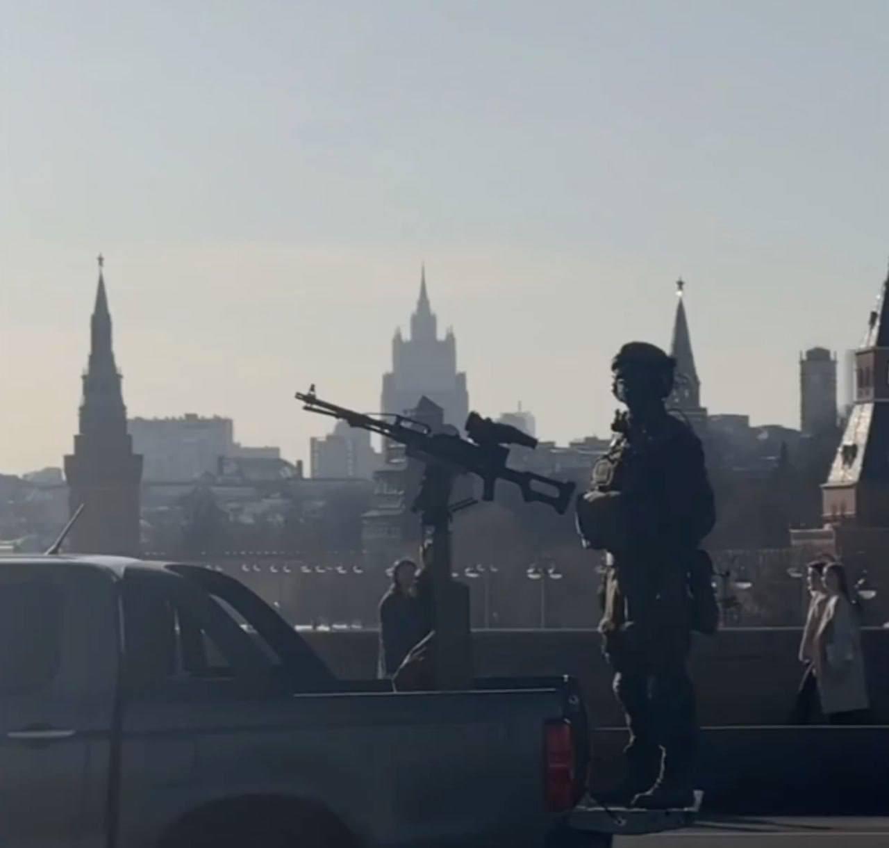 莫斯科克里姆林宫前，俄军士兵在皮卡车上架着PKP机枪，被称为“移动防空”应对乌克