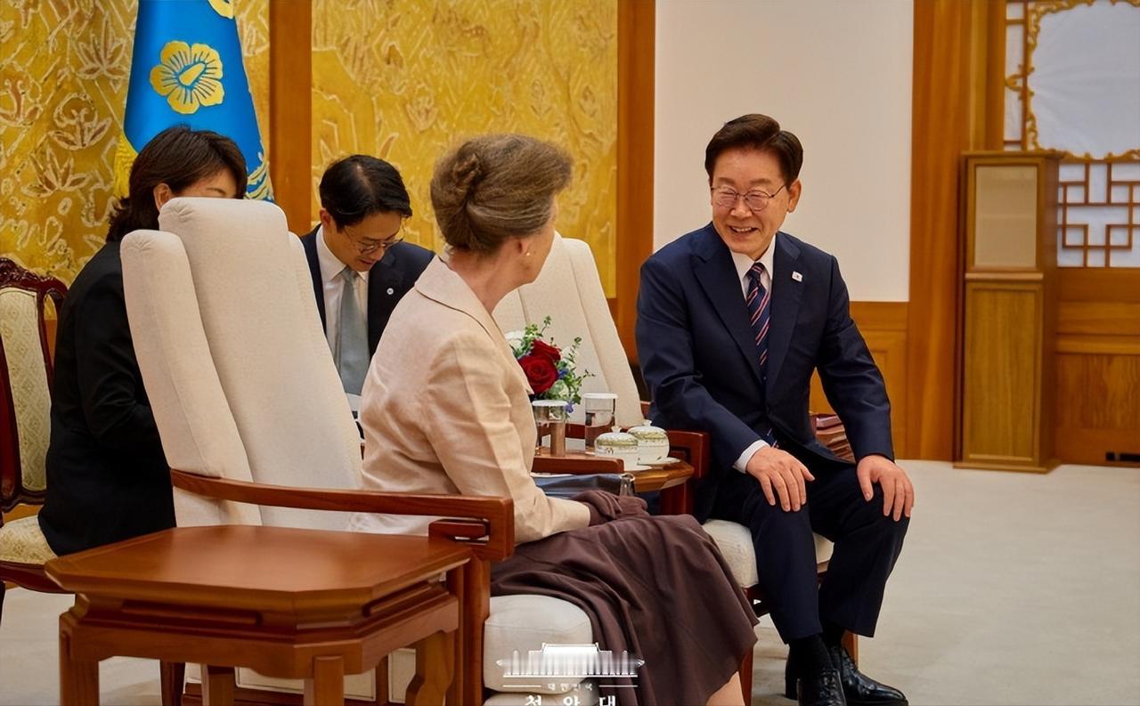 7月14日，英国安妮长公主和丈夫蒂莫西劳伦斯爵士在韩国首尔青瓦台拜访韩国总统李在
