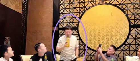 贾冰饭局偷拍事件炸锅全网，骂他和挺他的人，居然达成了同一个共识。最近贾冰的饭局偷