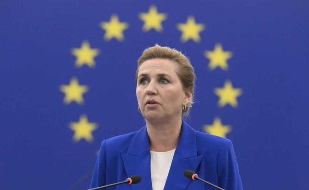 掏枪了！美军C-17直接降在格陵兰首府，丹麦毫不知情，连预警电话都没一个！第二天