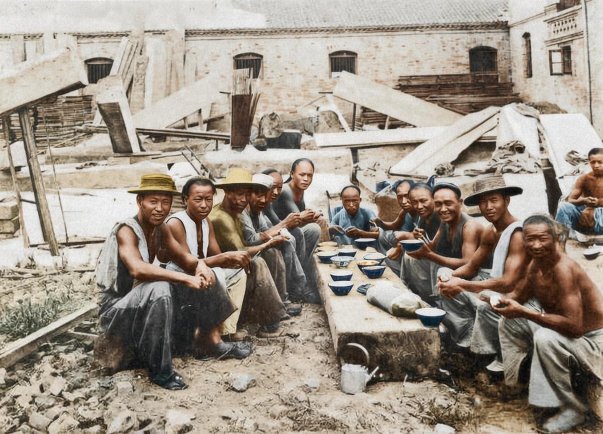 这张照片是晚清建筑工地上，木工们席地而坐吃午饭，他们面前的长木板就是他们的餐桌。