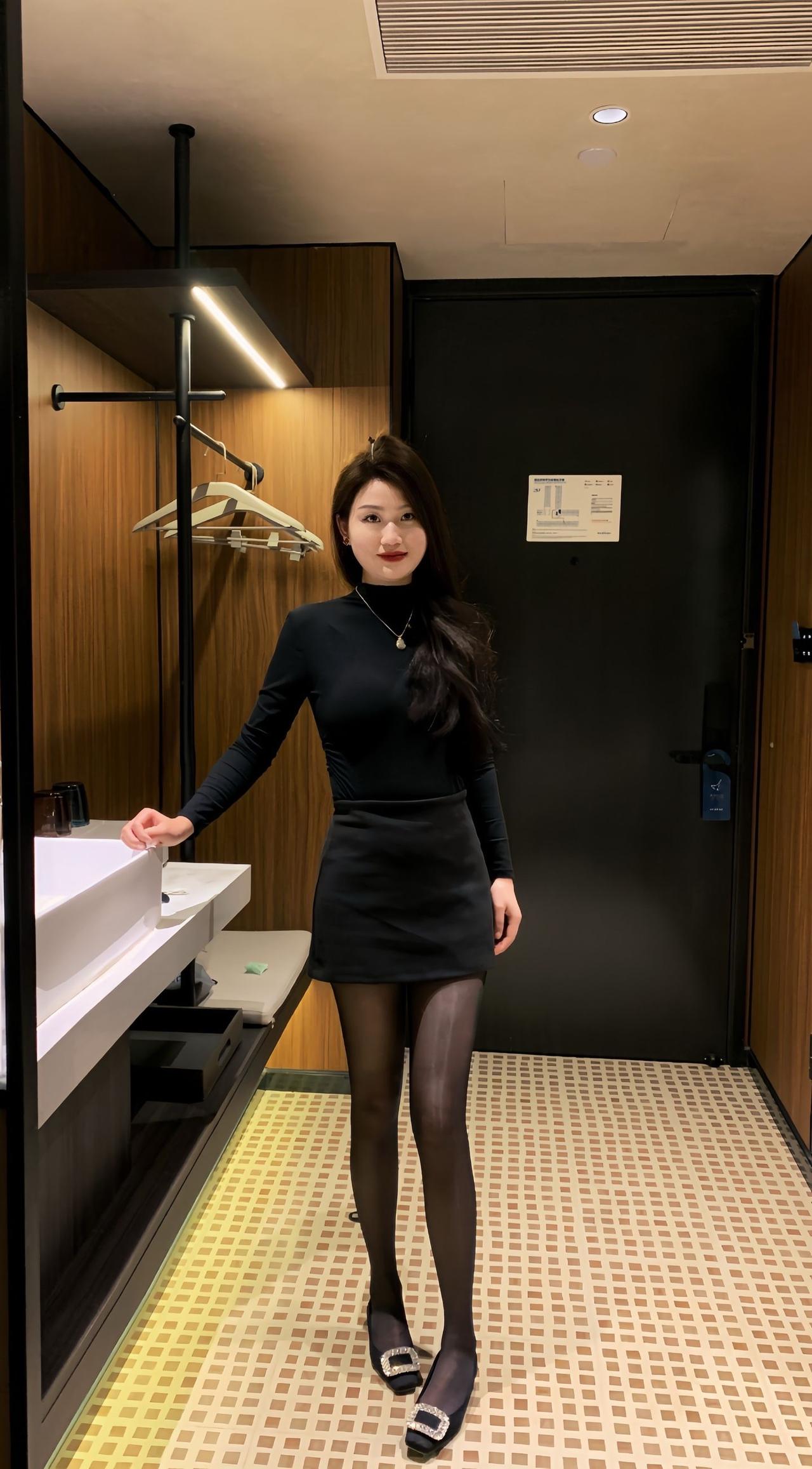 优雅黑裙穿搭，尽显时尚魅力！👗✨