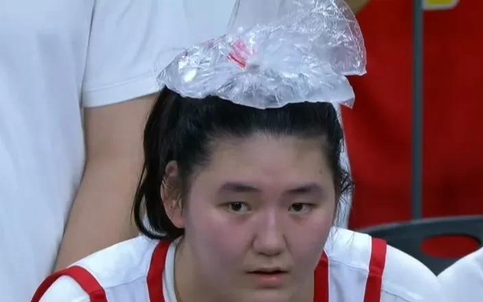 太无解了！2米26的女姚明张子宇参加中国女篮的热身赛，展现出惊人的统治力！看张