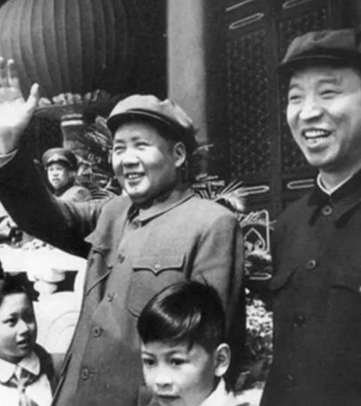 1976年9月8日，毛主席病危，他吃力地握笔写下三道横杠，又敲了三下木床，陪护人