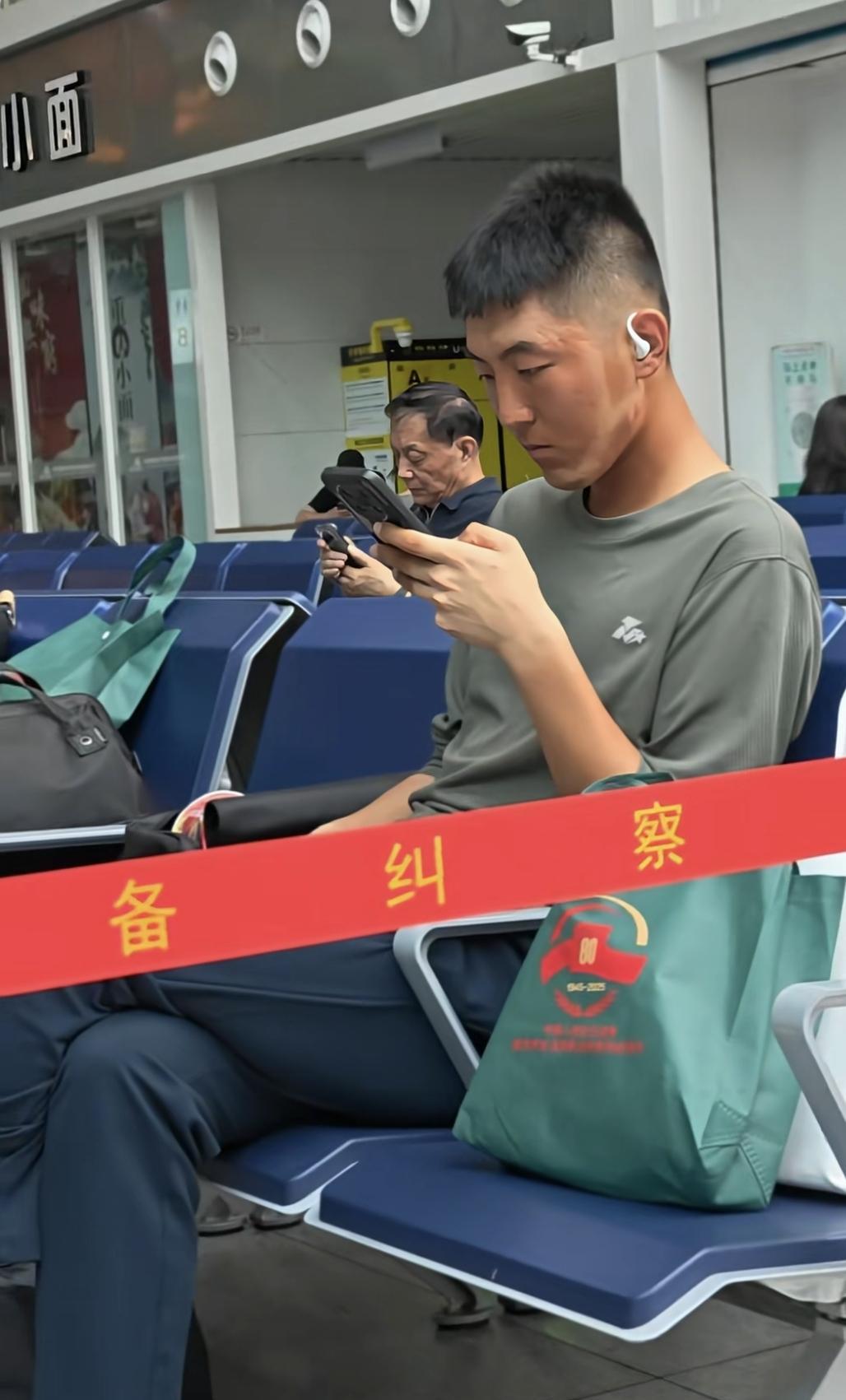 最美的印记是九三阅兵帽带留在脸上的印痕，这些十八九岁的孩子在北京的酷暑下站军姿走