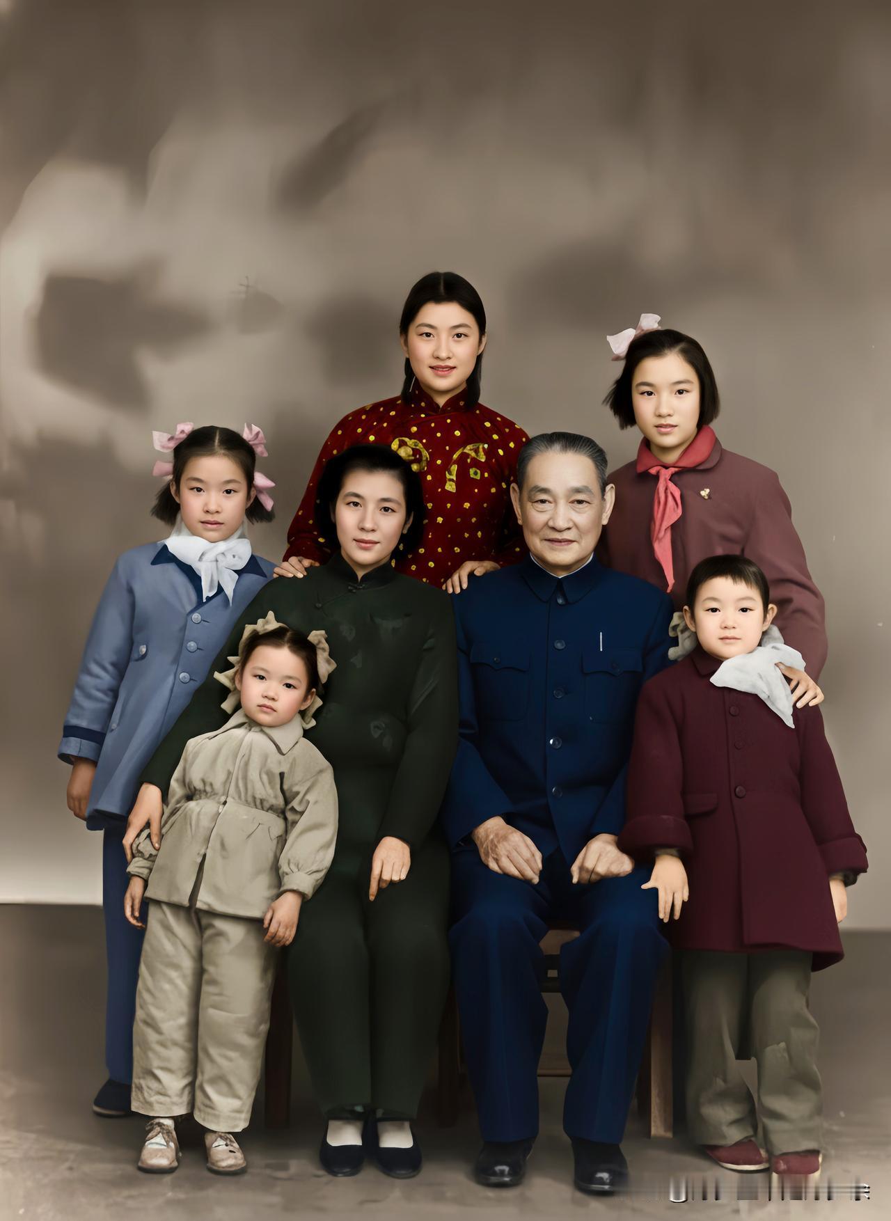 一九五零年，北京，程潜将军与夫人郭翼青及五个女儿的全家福。这而非演戏，也并非电视