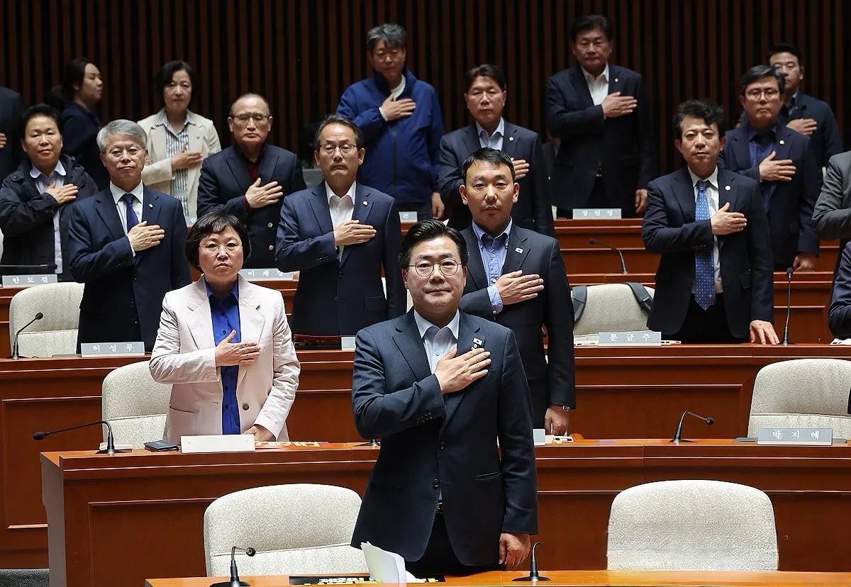 民主党是否弹劾曹喜大的紧急会议没有达成共识。最终“决定保留推进弹劾的议案”。