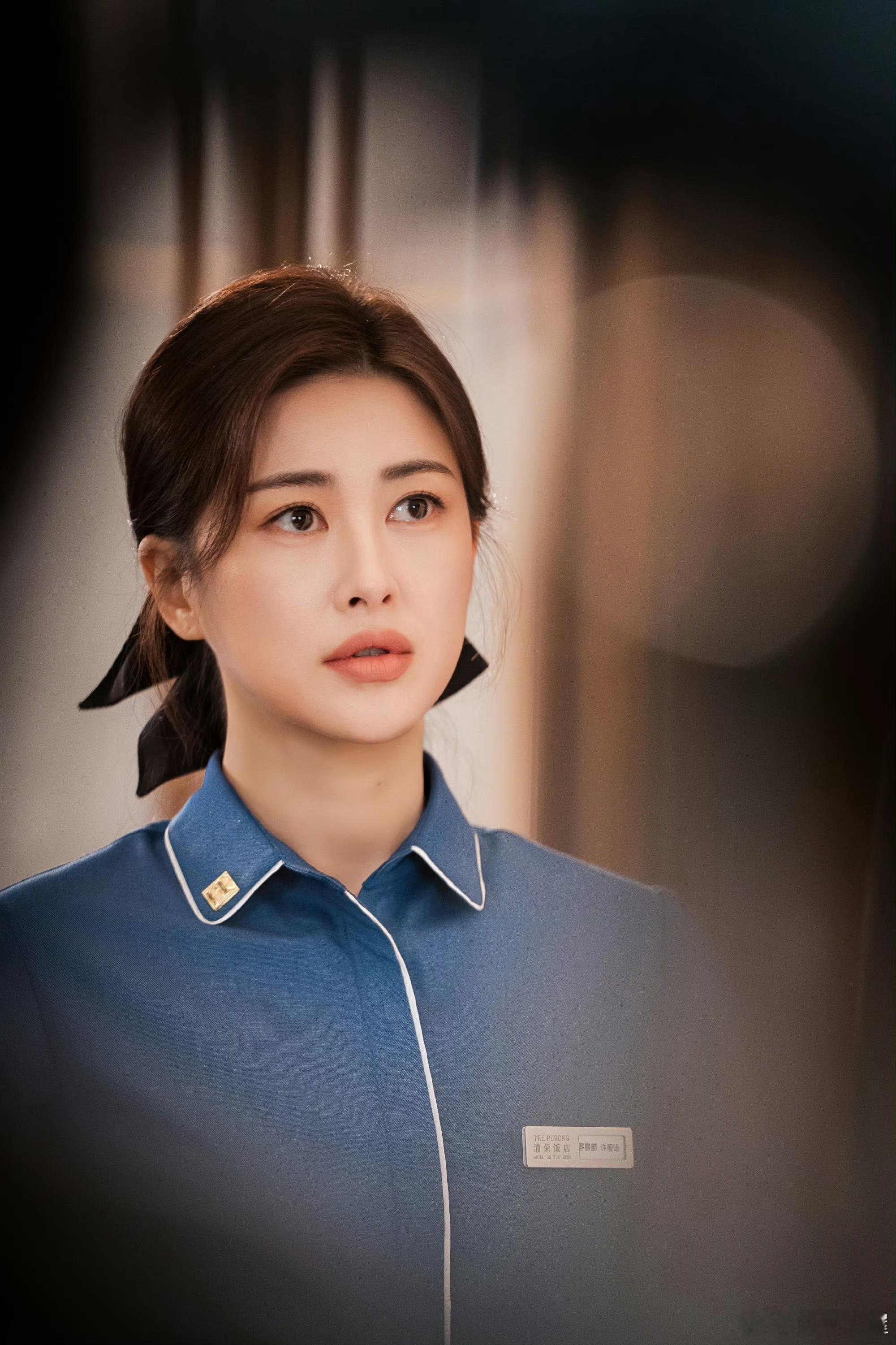 朱珠把保洁服穿出高定感行走的高级感本身！朱珠把朴素保洁服穿出高定奢品范儿，优雅又